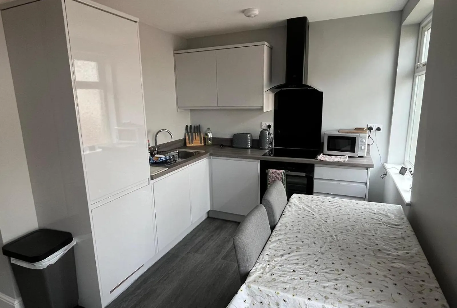 New 2 Bedroom First Floor Apartment Close To Beach contacts